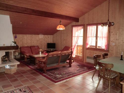 施瓦尔茨湖Sonja的客厅配有沙发和桌子