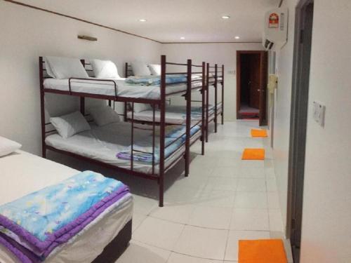 邦咯海村邦咯民宿的带4张双层床和走廊的客房