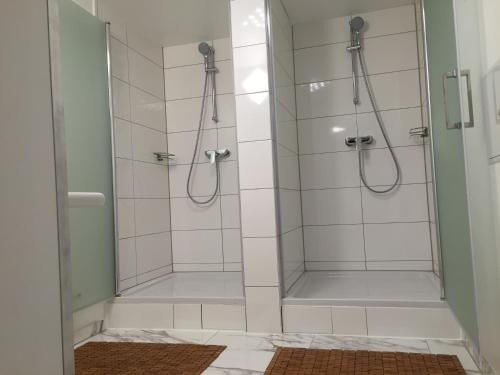 辛斯海姆文森特酒店的带淋浴的浴室和玻璃门