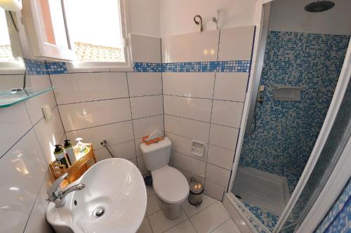 帕莱欧卡斯提撒Tango Apartment On The Beach的浴室配有卫生间、盥洗盆和淋浴。
