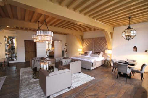 莱顿Boutique Hotel Steenhof Suites - Adults Only的一间卧室设有一张床和一间客厅。