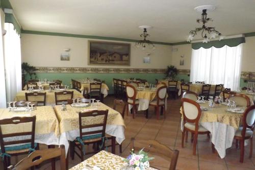 Miazzina拉坎提娜戴尔皮托钟楼酒店的餐厅内带桌椅的用餐室