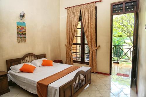 康提马哈威利景观简易别墅的一间卧室设有一张床和一个大窗户