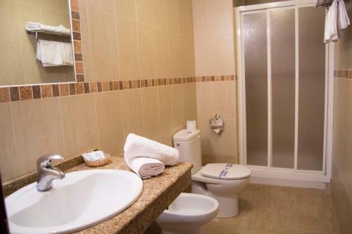 隆达贝兰加餐厅酒店的一间带水槽和卫生间的浴室