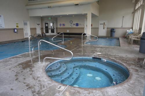 Lynden家园度假村酒店的健身房内的游泳池,带游泳池