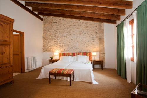 Hotel Can Moragues Health & Wellness客房内的一张或多张床位