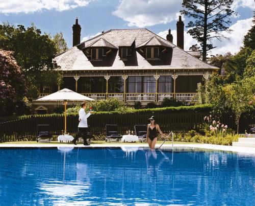 肯图巴莉安费尔斯蓝山度假酒店及水疗中心的站在游泳池中的男女