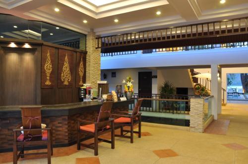 北碧蒙萨尼桂河Spa度假酒店的大堂设有带椅子和柜台的酒吧
