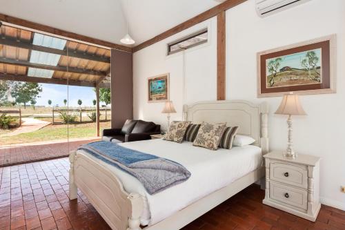 加尔贡猫头鹰头旅馆的卧室配有白色的床和窗户。