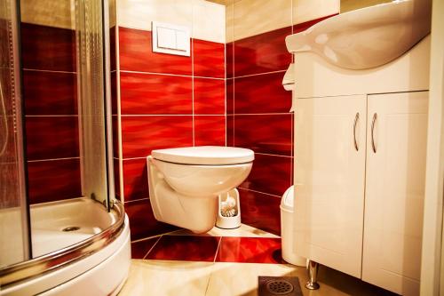 里耶卡水晶罗切客房的一间带卫生间和淋浴的浴室