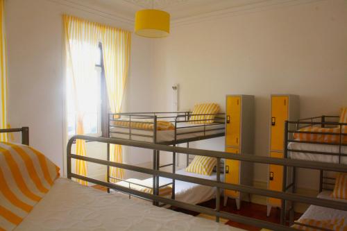 Hostel 402客房内的一张或多张双层床