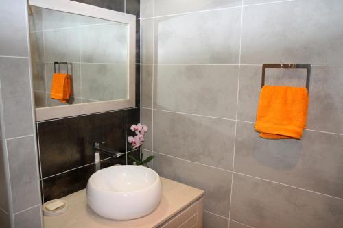 拉萨尔勒班Villa Saline的一间带水槽和镜子的浴室