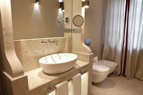 帕拉佐莱希尼酒店的一间浴室