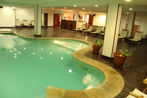 皮纳马尔阿里纳斯酒店的酒店大堂的大型游泳池