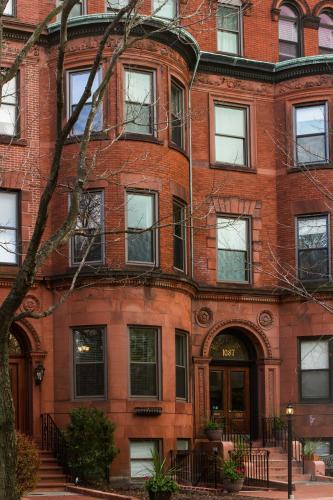 布鲁克林灯塔旅馆1087的红砖建筑,有窗户和门