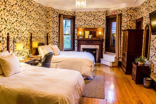 布鲁克林灯塔旅馆1087的酒店客房设有两张床和壁炉