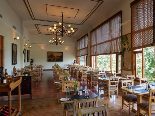 马舍布拉马辛德拉玛博瑞度假村的一间带桌椅和吊灯的餐厅