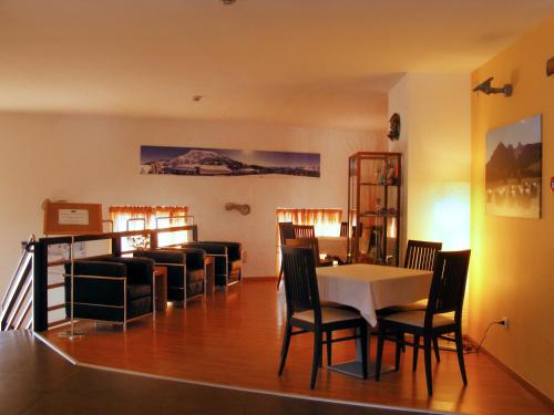 法申Hotel Dolomiti Chalet的客厅配有桌椅和沙发