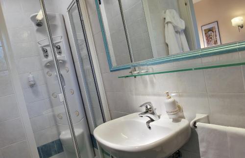伊斯基亚圣吉凡尼特尔米酒店的白色的浴室设有水槽和淋浴。