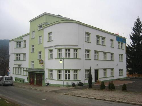 坦瓦尔德格兰德酒店的街道边的白色大建筑