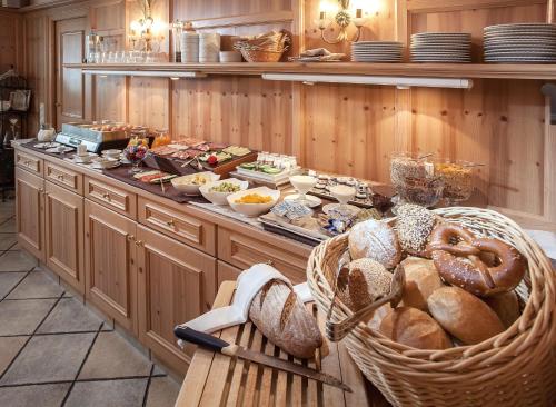 基希海姆艾夏霍夫酒店的厨房的柜台上放着一大堆面包
