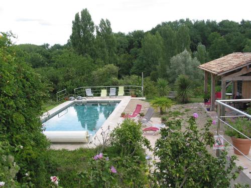 皮斯甘蒂法尼的秘密住宿&早餐酒店的一座带房子的庭院内的游泳池