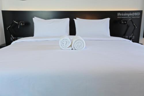 清迈BED Nimman - Adults Only的白色床边的两条毛巾