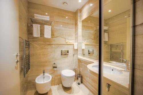 地拉那Lot Boutique Hotel by Hotels and Preference的带浴缸、卫生间和盥洗盆的浴室