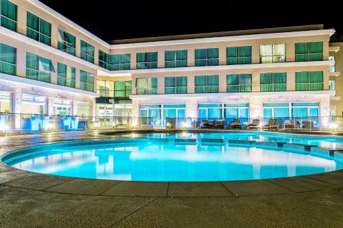 内乌肯内乌肯豪生国际酒店集团的大楼前的大型游泳池