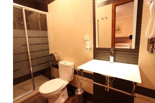 列雷纳苏尔瓦兰旅馆的浴室配有卫生间、盥洗盆和淋浴。