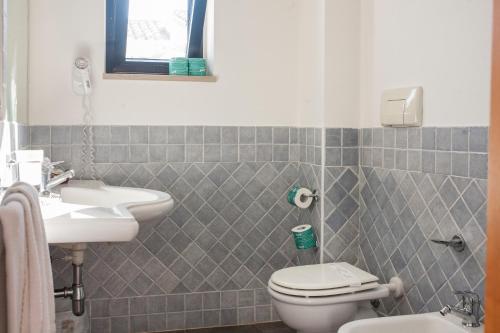 伊索拉迪卡波里祖托Villaggio Spiagge Rosse的一间带水槽、卫生间和镜子的浴室