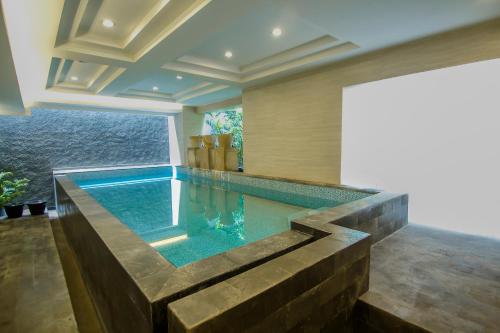 日惹de Laxston Hotel Jogja by AZANA的水景别墅内的游泳池