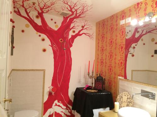 卡麦奥雷La Stagione dell'Arte的浴室墙上有一棵树。