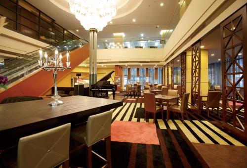 千叶京成米拉玛丽酒店的餐厅设有酒吧、桌子和钢琴