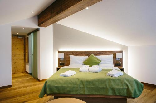 安德马特Hotel & Restaurant Zum Schwarzen Bären的一间卧室配有一张床,上面有两条毛巾