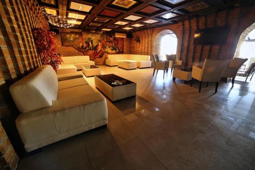 皮耶什佳尼贝纳提基宾馆的客厅配有沙发和桌椅