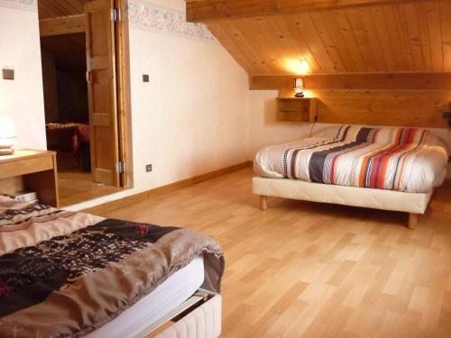 PlanayChalet Analma的一间卧室设有两张床和木制天花板