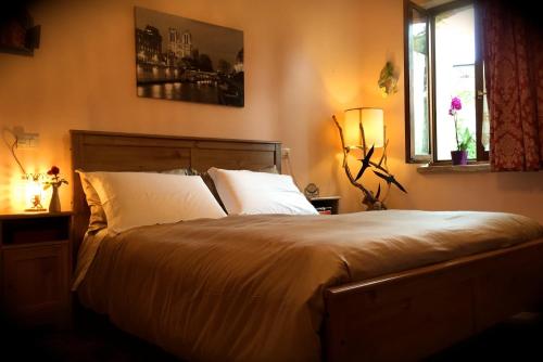卡斯特尔迪拉马Maison Diamanti的一间卧室配有一张大床和两个枕头