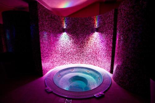 圣安吉罗山圣米歇尔宫酒店的紫色浴室设有紫色墙壁的卫生间