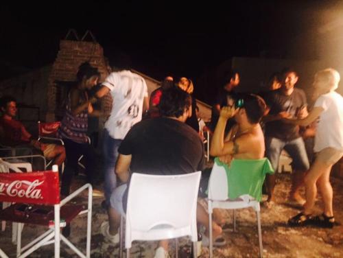 拉里奥哈韦拉旅舍的一群人晚上坐在椅子上