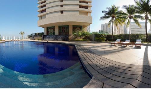 孟买孟买欧贝罗伊酒店的大楼前设有游泳池的酒店