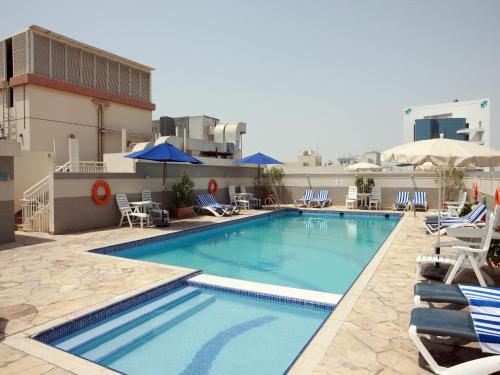 迪拜玫瑰花园公寓酒店 - 布尔迪拜的屋顶上的游泳池