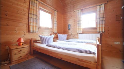 Vordernberg阿尔姆多尔夫普赫比瑟木屋的小木屋内的两张床,设有两扇窗户