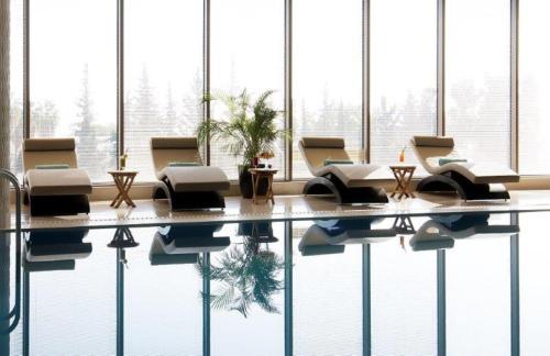 梅尔辛梅尔辛迪万酒店的大房间设有桌椅和大窗户