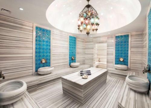 梅尔辛梅尔辛迪万酒店的浴室设有2个卫生间和1个吊灯。