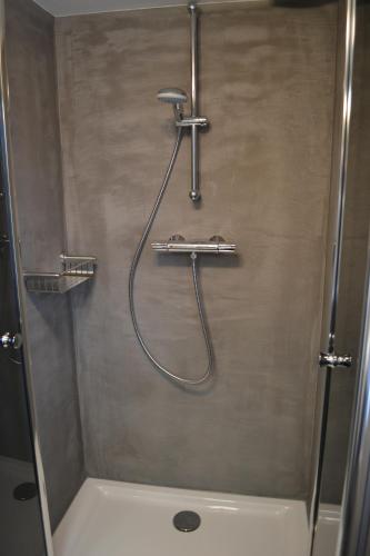 阿纳姆胡格坎普旅馆的带淋浴的浴室,带玻璃门
