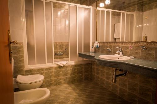 塞夫利耶沃塞弗利夫广场酒店的一间带卫生间、水槽和镜子的浴室