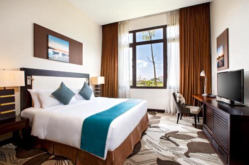 内比都内比都宾乐雅酒店的酒店客房,配有床和电视
