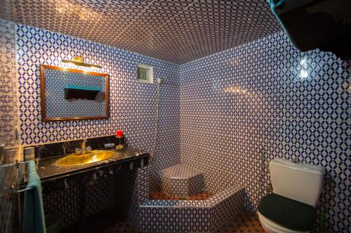 非斯达尔阿尔塔德莱酒店的一间带水槽、卫生间和镜子的浴室