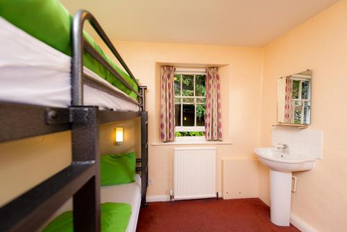 格拉斯米尔国际青年旅社格拉斯米尔博瑟利豪酒店的一间卧室配有双层床和水槽